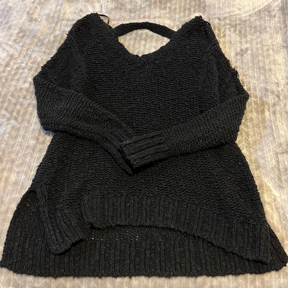 V-neck Knit sweater with open back detail